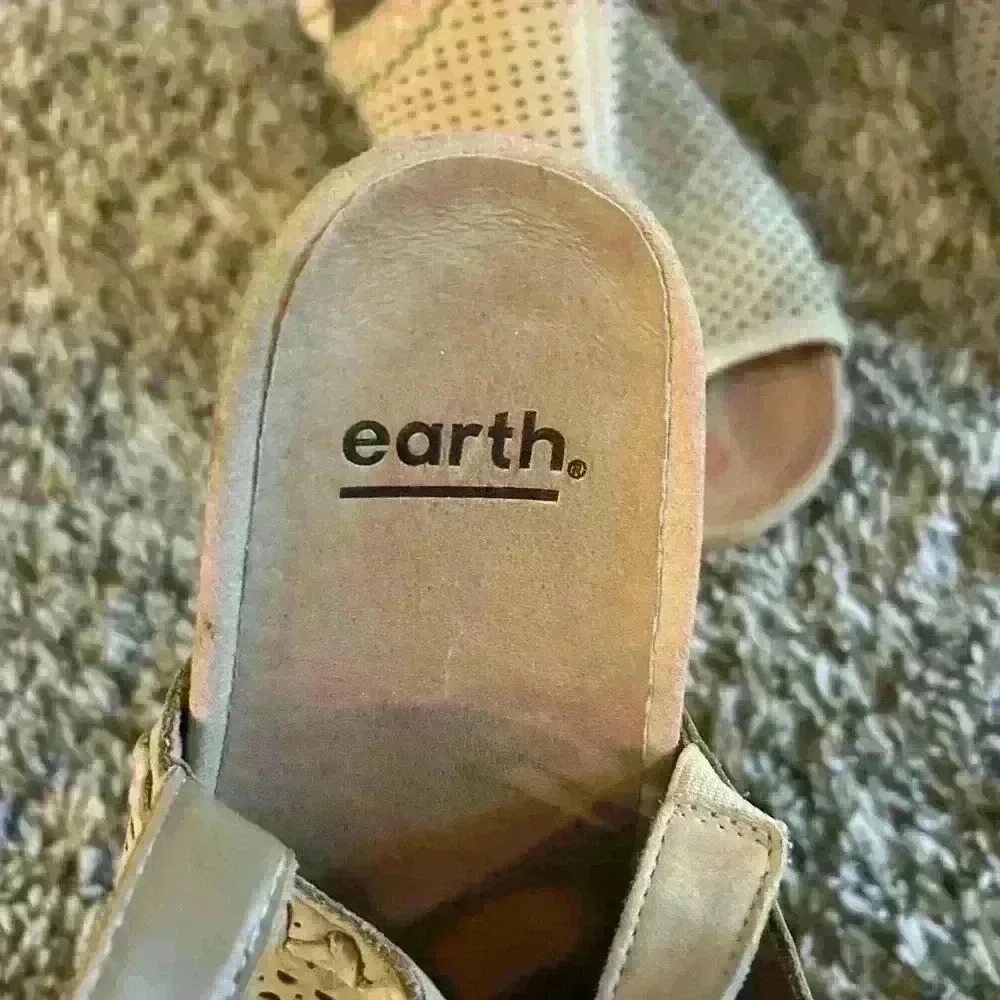 tan Earth brand heels Size 9.w In great condition! Open toe - Picture 3 of 4